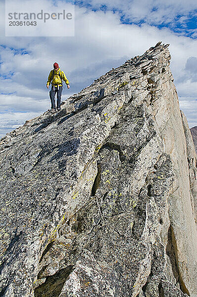 Ein Mann geht den Arrowhead Peak hinunter. (12387 Fuß) Rocky Mountain National Park  CO.