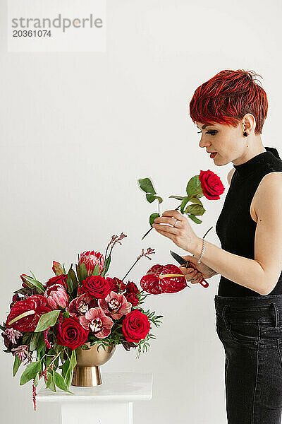 Florist in Aktion beim Arrangieren von Blumen