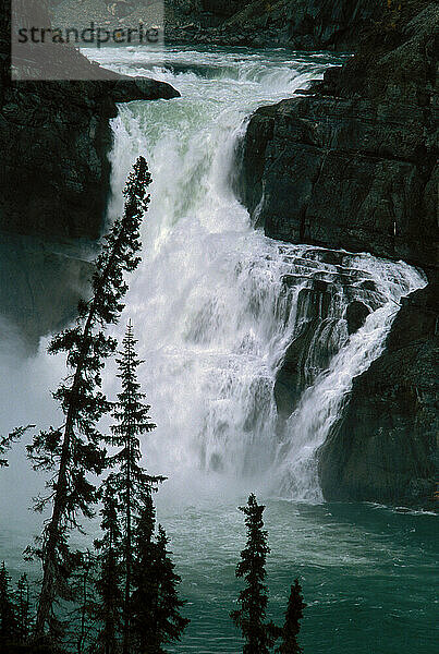 Virginia Falls im Nahanni-Nationalpark  Nordwest-Territorien  Kanada