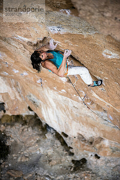 Profikletterin Nina Caprez klettert auf La Reina Mora  9a. Siurana  Spanien.