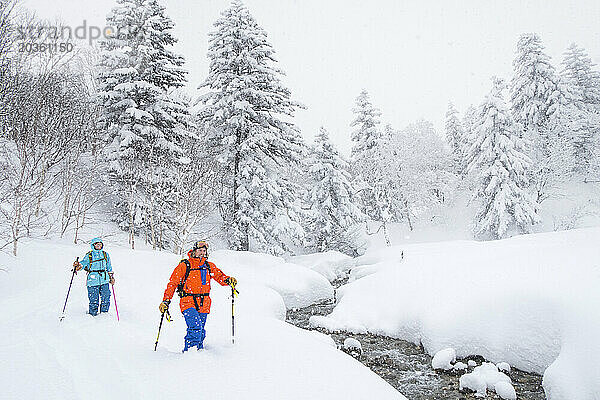 Zwei Skitourengeher beim Skitourengehen im Tiefschnee