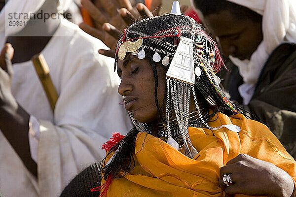 Shanabla-Frau tanzt bei einer Hochzeitsfeier in der Nähe von El Obeid  Nordkordofan  Sudan. Als Nomadenstamm züchten sie Kamele.