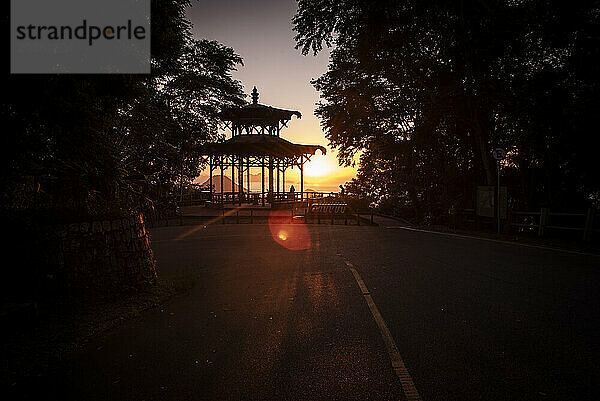 Schöne Aussicht auf die Sonnenaufgangssilhouette des Vista Chinesea-Pavillons
