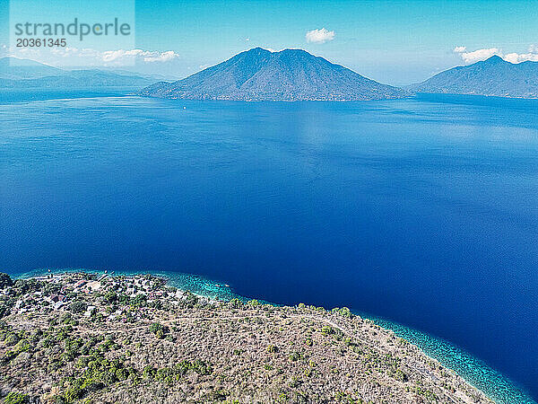 Indonesien Alor - Drohnenansicht der Küstenlinie der Insel Ternate und der Insel Pura