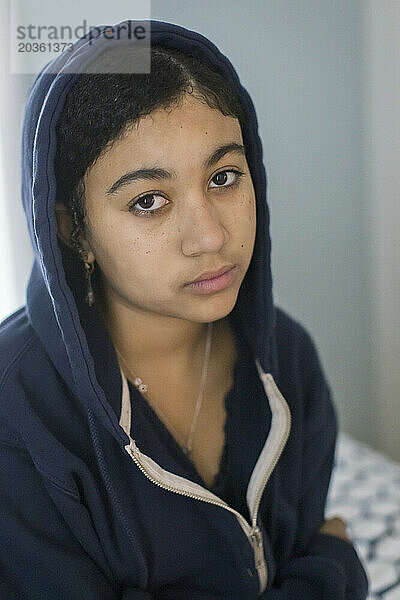 Nahaufnahme eines birazialen Teenager-Mädchens  das deprimiert aussieht