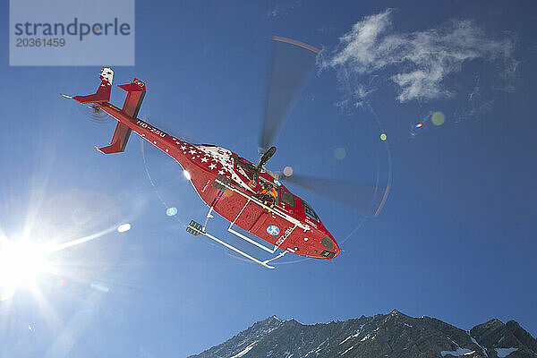 Ein Rettungshelikopter der Bergrettung Air Zermatt startet zu einem Einsatz in den Schweizer Alpen.