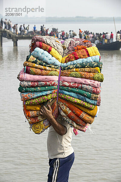 Mann trägt Stoffe“  Sunderbans  Indien