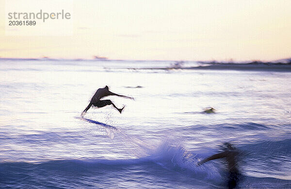 Ein Skimboarder-Springen. (Bewegungsunschärfe)