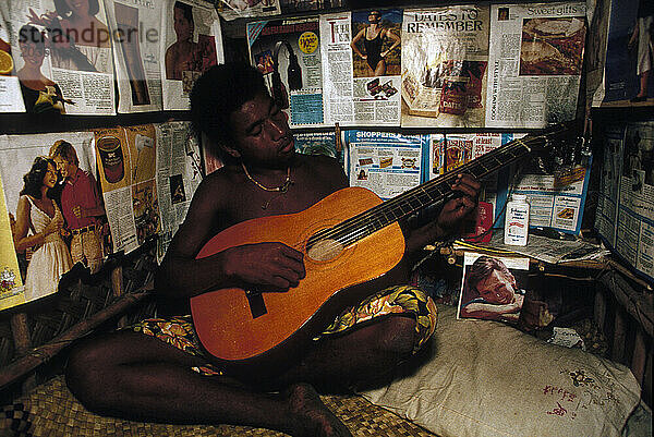 Junger Mann mit Gitarre