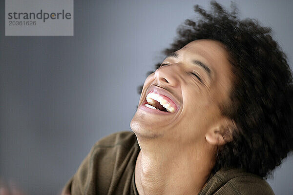 Afroamerikanischer Mann mit riesigem Afro-Lächeln.