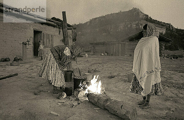 Tarahumara-Indianer halten sich im Morgengrauen warm.