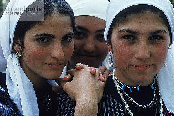 Drei junge Frauen posieren in traditioneller Kleidung  Türkei.