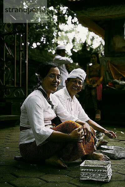 Traditionelle balinesische Zeremonie  Familie in Nationaltracht.
