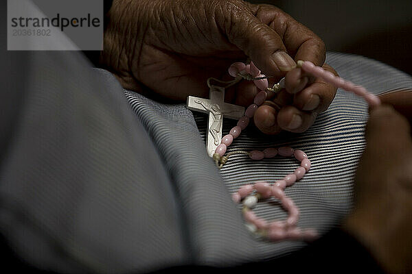 Eine Frau betet den Rosenkranz im Seniorenheim Unserer Lieben Frau von Guadalupe in Mexiko-Stadt