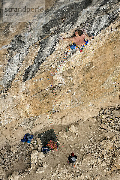 Der norwegische Kletterer Magnus Midtbø klettert Papichulo 9a+ in Oliana  Spanien.