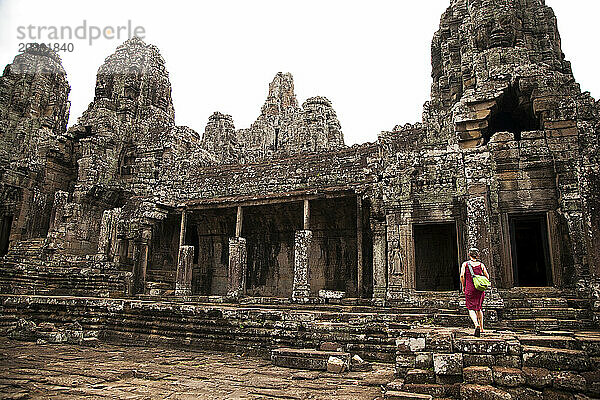 Eine Frau erkundet Angkor Wat  Kambodscha