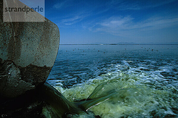 See in Texcoco  Mexiko  der mithilfe von Abwasser saniert wurde. Das Abwasser aus Mexiko-Stadt  Mexiko  wird in großen Solarteichen aufbereitet und dann in den See geleitet.