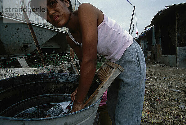 Maria Morales  22  wäscht Wäsche vor ihrem Haus in Reynosa  Mexiko. Sie haben kein Leitungswasser und müssen ihr Wasser aus dem Haus eines Verwandten beziehen. Sie sind Hausbesetzer auf Bundesland