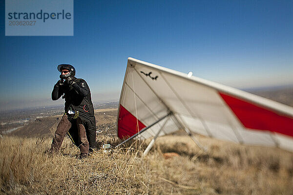 Der Weltrekord-Drachenflieger BJ Herring schnallt sich beim Start am Lookout Mountain in Golden  Colorado  seinen Helm an.