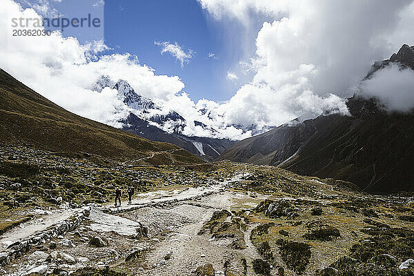 Zwei Männer wandern im Pheriche-Tal  Solu Khumbu  Nepal