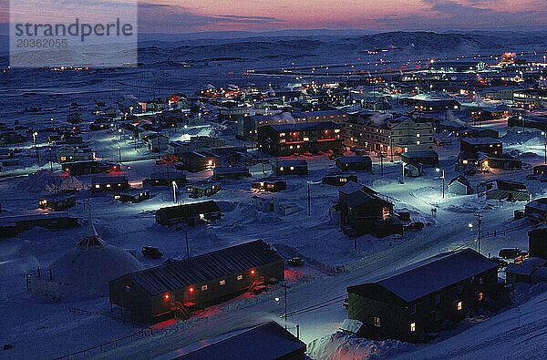 Iqaluit in der Abenddämmerung  Nunavut  Kanada