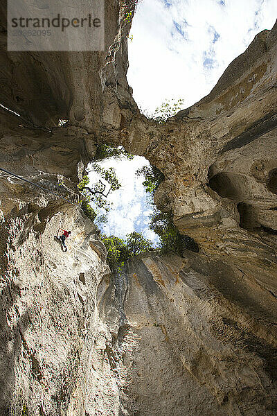 Kletterer in der Grotta dell Edera  Finale Ligure  Ligurien  Italien