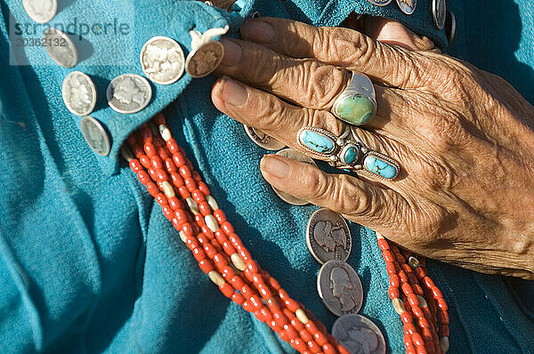 Die Hand eines Navajo-Teppichwebers.