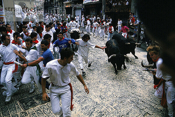 Stierrennen durch die Straßen von Pamplona  ??Spanien.