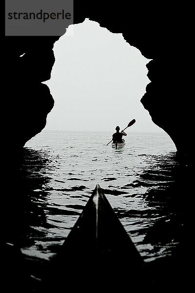 Kajakfahren auf dem Meer in den Meyers Beach Sea Caves  Südufer des Lake Superior  Wisconsin  2008. Silhouette.