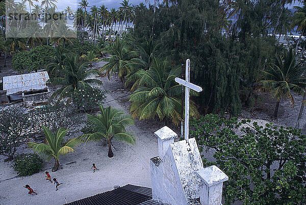 Tuamotu-Archipel: Südpazifik-Frachtschiff