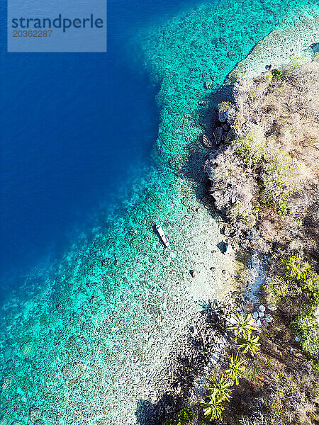 Indonesien Alor - Drohnenansicht der Küstenlinie der Insel Ternate