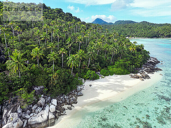 Indonesien Anambas-Inseln - Drohnenansicht der Küste der Insel Telaga