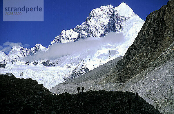 Silhouette von Wanderern unterhalb des Mt. Lhotse  Makalu Barun Nationalpark  Nepal.