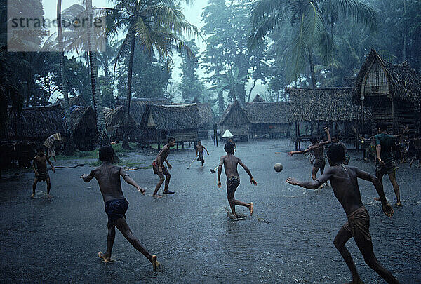 Fußball spielen in einem Regensturm.