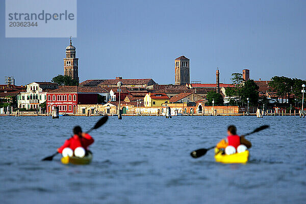 Ein junges Paar im Seekajak in Venedig  Italien.