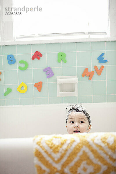 Ein junges asiatisch-amerikanisches Mädchen mit seifigen Haaren in der Badewanne  30. Januar 2011.