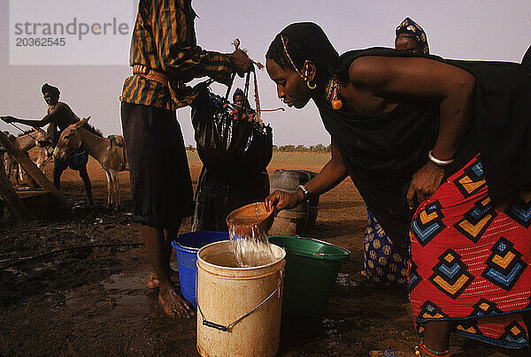 Eine Frau sammelt Wasser im Dorf Teidoum  Mali  Westafrika.