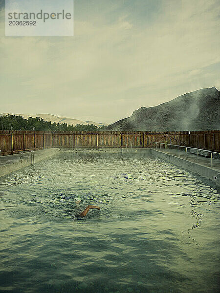 Ein Mann schwimmt in einem Thermalbad in Idaho.