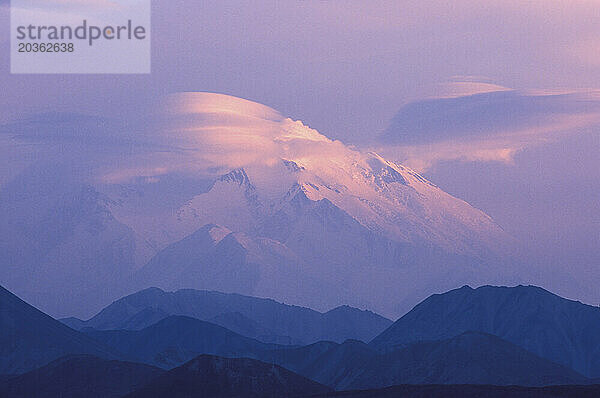 Linsenförmige Wolken steigen über Denali  auch bekannt als Mount McKinley  im Denali-Nationalpark  Alaska.