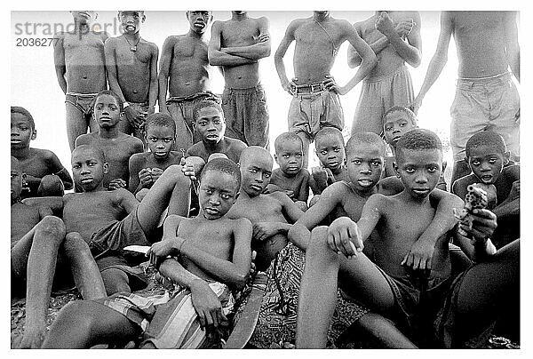 Große Gruppe junger gambischer Jungen.