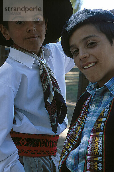Jungen in traditioneller Kleidung
