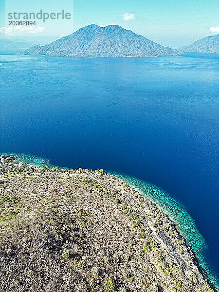 Indonesien Alor - Drohnenansicht der Küstenlinie der Insel Ternate und der Insel Pura