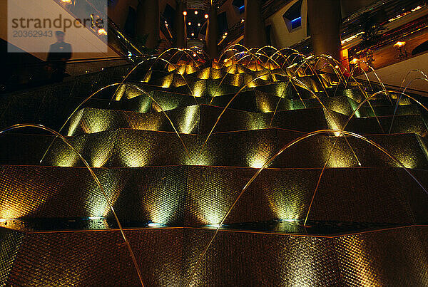 Ein Brunnen im Super-Luxushotel Burj-al-Arab  Dubai  Vereinigte Arabische Emirate. Der Wasserbrunnen ist auf Musik programmiert.