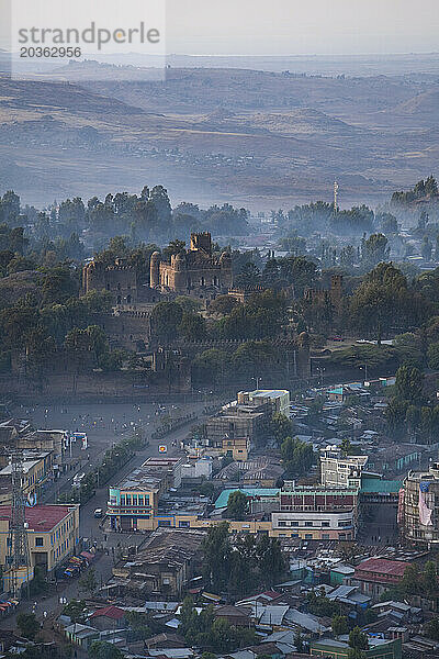 Die königliche Anlage und die zentrale Fasilides-Burg erheben sich aus dem Morgendunst von Gondar im Norden Äthiopiens.