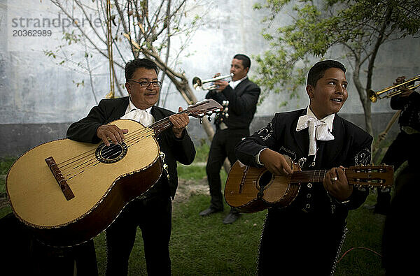 Mariachi-Musiker spielen auf einer Party zum Gedenken an den Tag des Dorfes Santa Cruz in Tepotzotlan