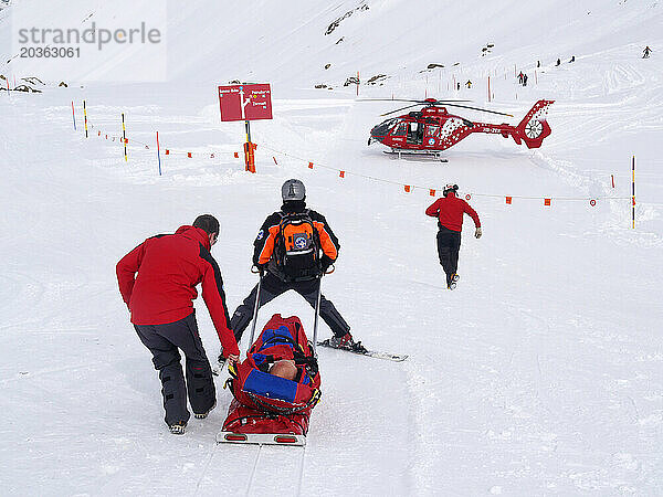 Rettungskräfte helfen einem verletzten Skifahrer im Skigebiet Zermatt in den Schweizer Alpen.