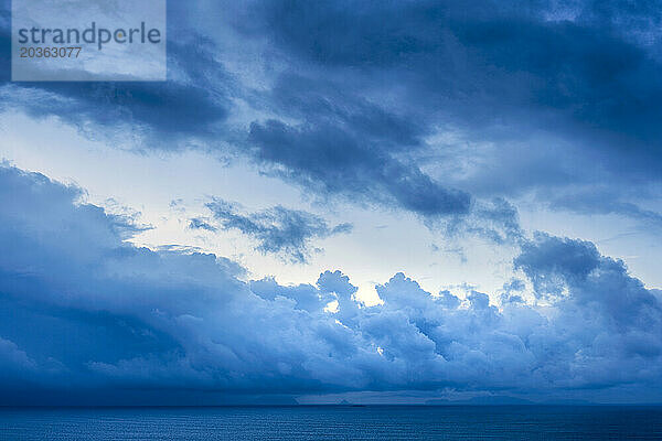 Langzeitbelichtung dramatischer Wolken über dem Meer  Izu-Halbinsel  Japan