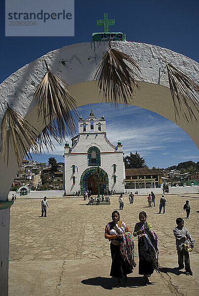 Straßenhändler verkaufen Souvenirs auf dem Hauptplatz vor der Kirche San Juan Chamula  Chiapas  Mexiko
