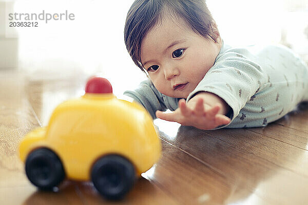 Ein Baby spielt mit einem Spielzeugauto in New York  New York.