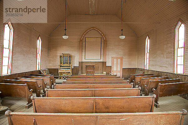 Im Inneren der Kirche in einer alten Goldgräberstadt im Westen sind noch die ursprüngliche Orgel und Kirchenbänke erhalten.
